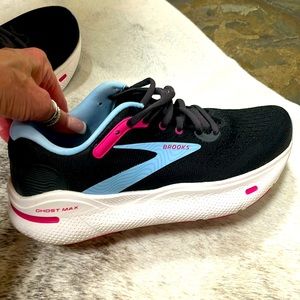 ♦️♦️Like new Women’s Ghost MAX running shoes. 💜💜
